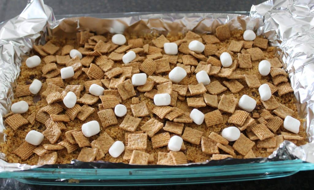 Golden Graham cereal and mini marshmallows on the top of the bars