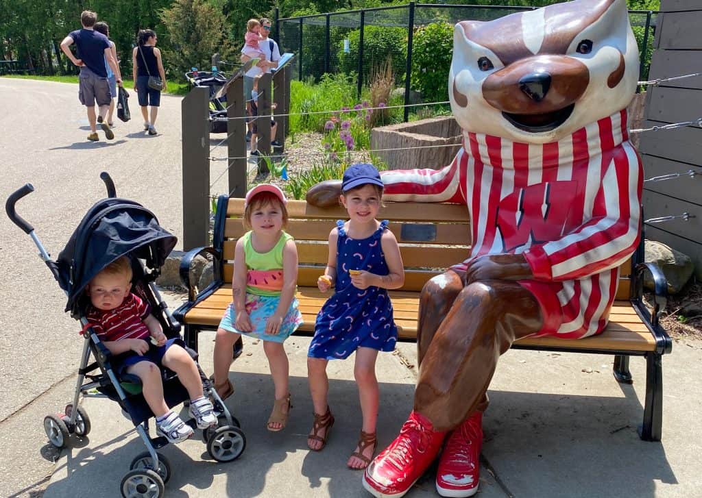 kids posing with Bucky Badger statue